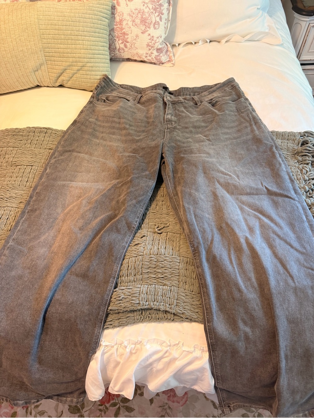 Classic Women's Straight-Leg Jeans - Gray